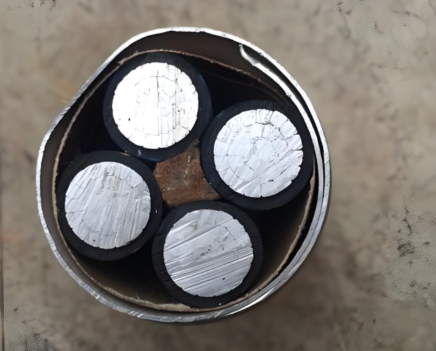 如何預防冬季電線電纜外皮脫落的現(xiàn)象呢.jpg 如何預防冬季電線電纜外皮脫落的現(xiàn)象呢.jpg